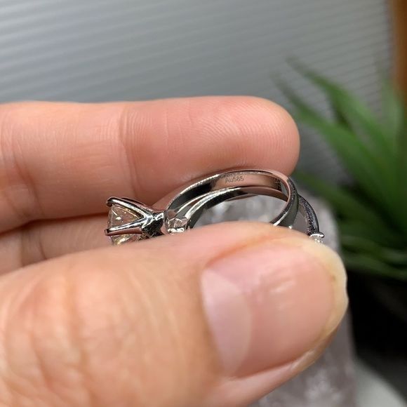 Sparkly 14kt and 18kt white gold bridal wedding ring set - Picture 5 of 9